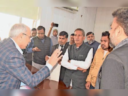 नगर निगम के दफ्तर में चीफ इंजीनियर को अपना दुखड़ा सुनाते लोग।
