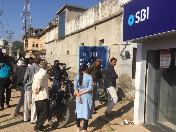 बैंक के अधिकारी मौके पर पहुंचे।