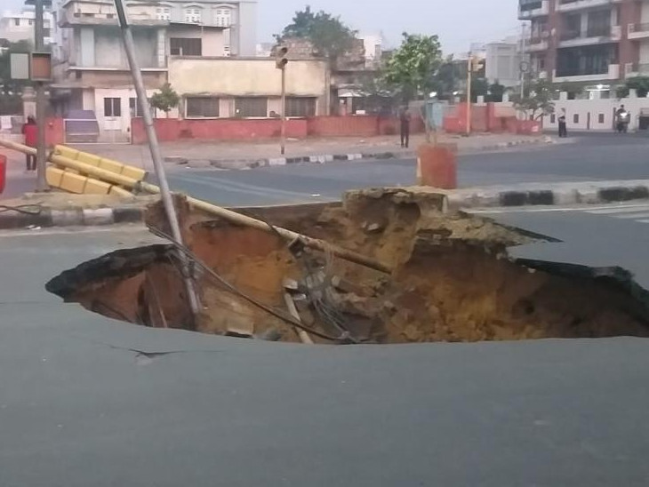 बीच सड़क पर अचानक धंस गई जमीन।