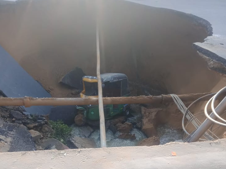 सड़क के नीचे सीवर लाइन बताई जा रही।