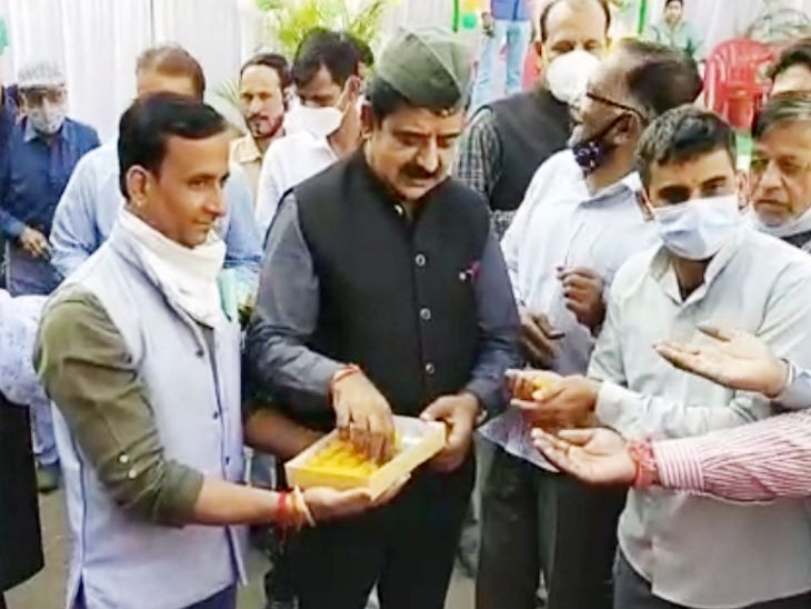 सांसद ने अपने हाथ से पराक्रम दिवस के मौके पर लड्‌डू बांटे।