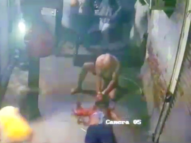आरोपी पीड़ित को तब तक पीटते रहे, जब तक वह बेहोश नहीं हो गया।