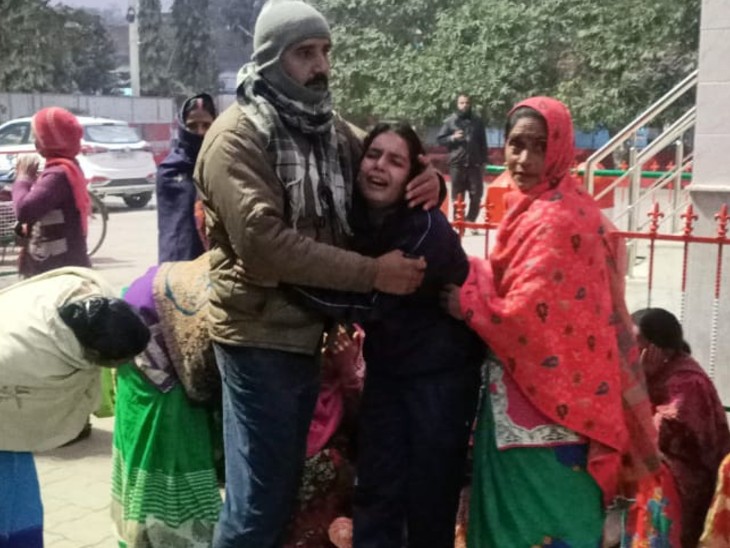 ट्रेन से कट कर युवक की मौत के बाद रोते-बिलखते परिजन।
