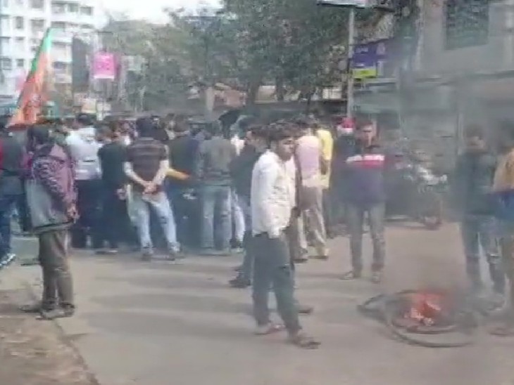 हावड़ा में तोड़फोड़ की गई और गाड़ियों को नुकसान पहुंचाया।