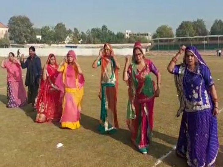 रिहर्सल में डांस की प्रस्तुति