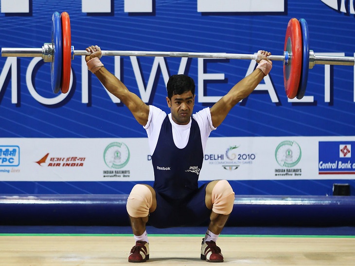 दिल्ली में 2010 कॉमनवेल्थ गेम्स में प्रदर्शन करते रुस्तम, इस टुर्नामेंट में वे तकनीकी वजहों से पदक से चूक गए थे।