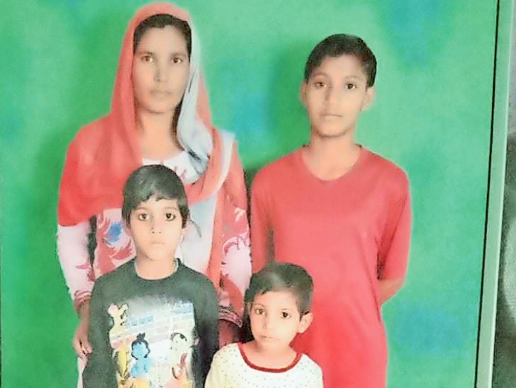 हिसार | मां रजनी तीन बेटियों के साथ।