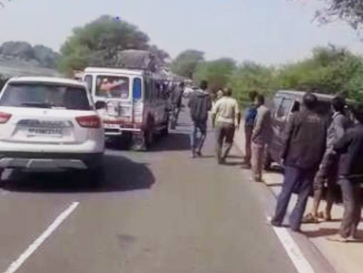 मौके पर ट्रैफिक को डायवर्ट किया गया है। कुछ देर के लिए दोनों ओर जाम की स्थिति बन गई।