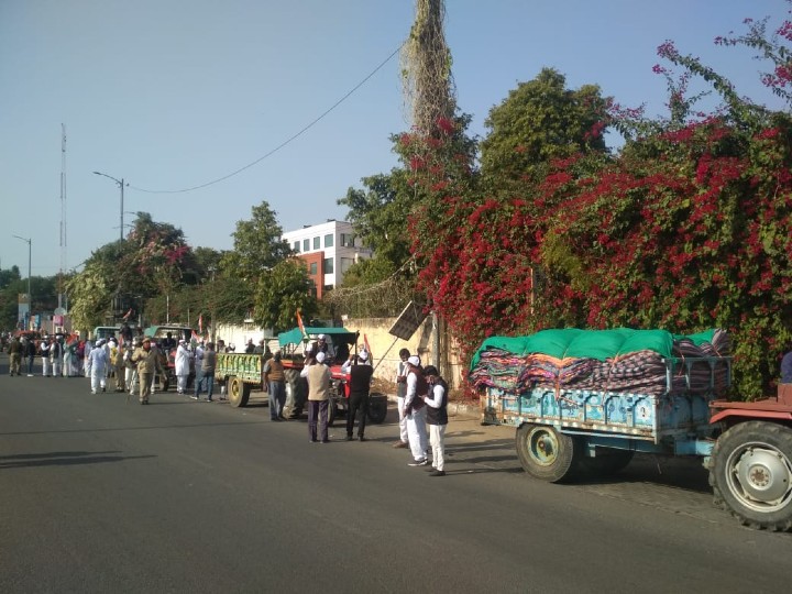 कांग्रेस का दिल्ली कूच:दावा 100 ट्रैक्टरों का था, 30 ट्रैक्टर लेकर निकले परिवहन मंत्री और मुख्य सचेतक; दोनों ने उड़ाई कोरोना गाइडलाइन की धज्जियां