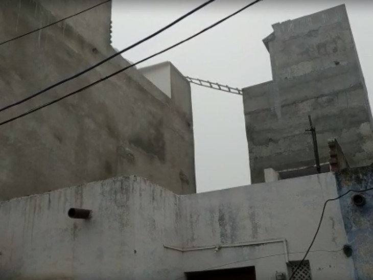 सीढ़ी के जरिए एक से दूसरी फिर तीसरी छत पर पहुंचा आरोपी।
