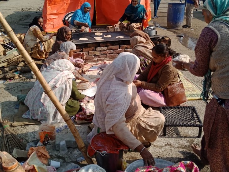 शाहजहांपुर बॉर्डर पर सुबह किसानों के लिए खाना तैयार किया गया।