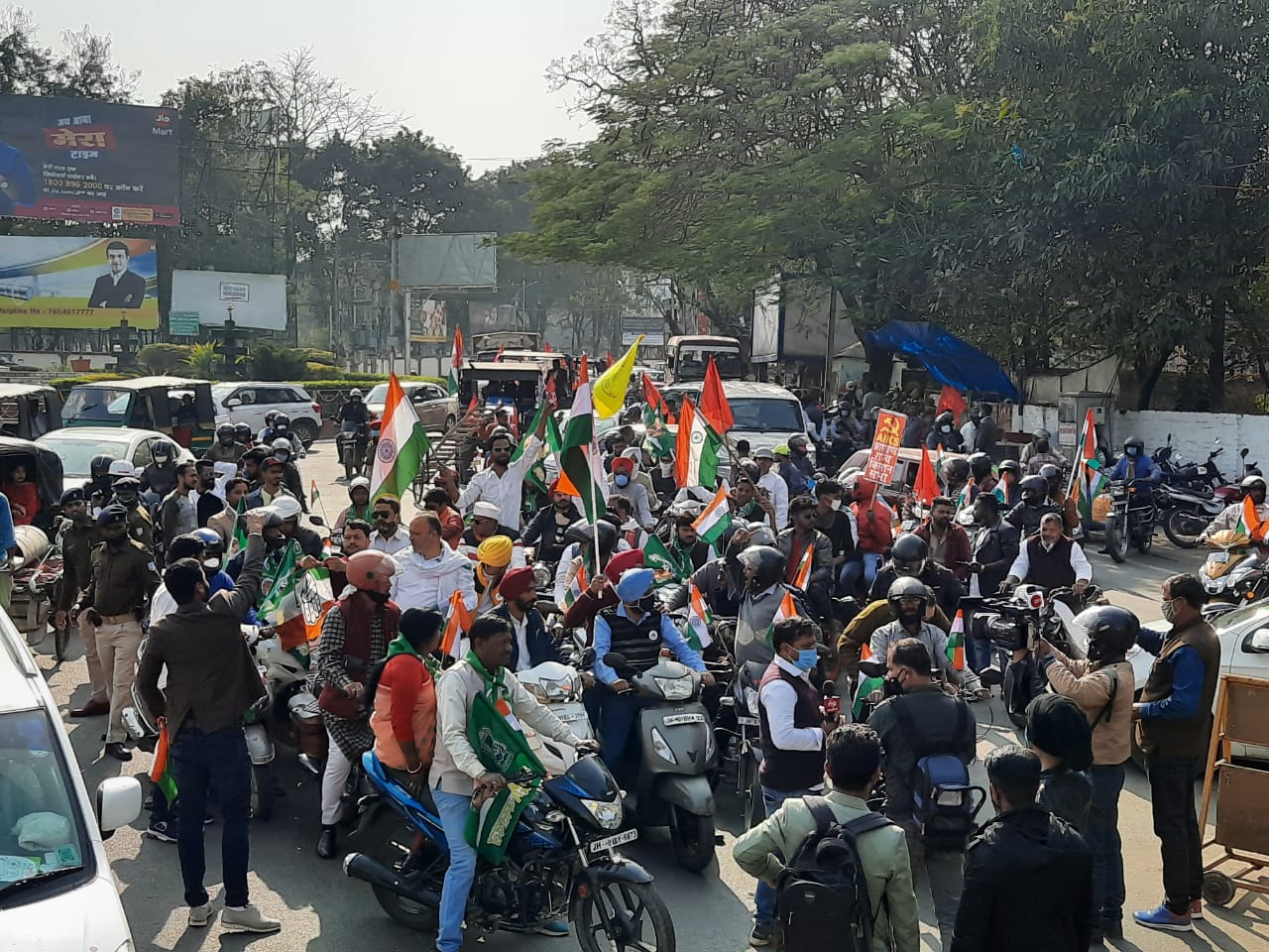 रांची में किसानों के समर्थन में बाइक रैली निकाली गई।