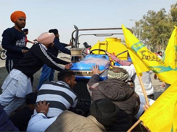 अमृतसर के वल्लां गांव में लोगों को कुचलने वाले ट्रैक्टर को हटाते लोग।