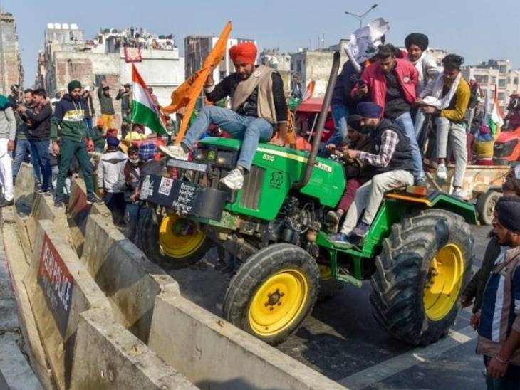 ये फोटो गाजियाबाद-दिल्ली बॉर्डर की है। किसान यहां बैरिकेड तोड़ते हुए आगे बढ़े।