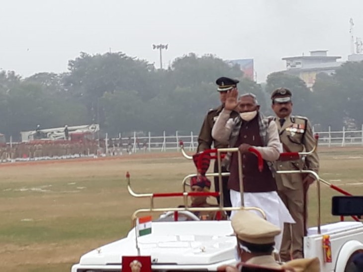 राज्यपाल खुली जीप में सवार हुए और परेड का निरीक्षण किया।