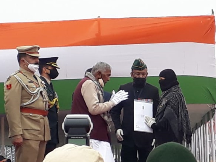 खगड़िया निवासी सेना के शहीद जवान लांस नायक मो. जावेद की पत्नी खरजाना परवीण को प्रशस्ति पत्र प्रदान करते राज्यपाल फागू चौहान।