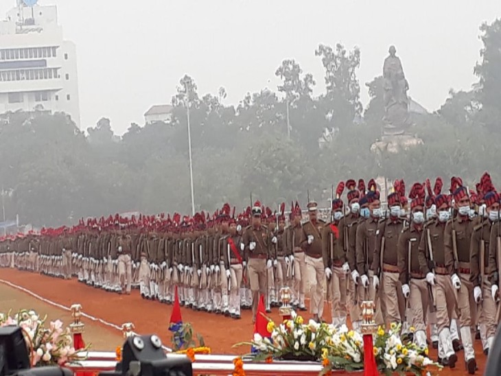 बिहार पुलिस के जवानों की टुकड़ी मंच के सामने से गुजरी और राज्यपाल ने सलामी ली।