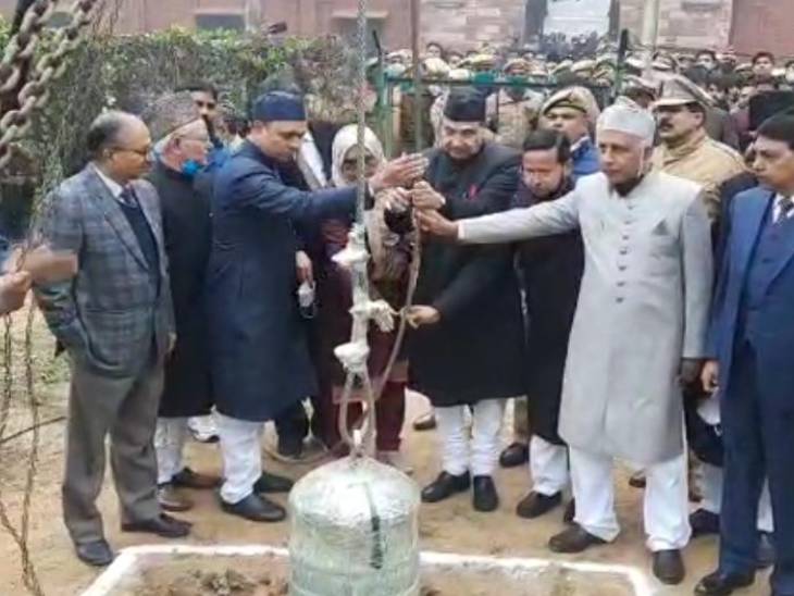 यह पूरा काम वाइस चांसलर तारिक मंसूर की निगरानी में हुआ।