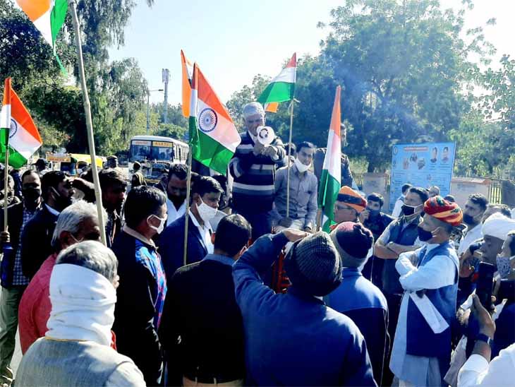 जोधपुर में मंगलवार को कलेक्ट्रेट के बाहर एकत्र किसान।