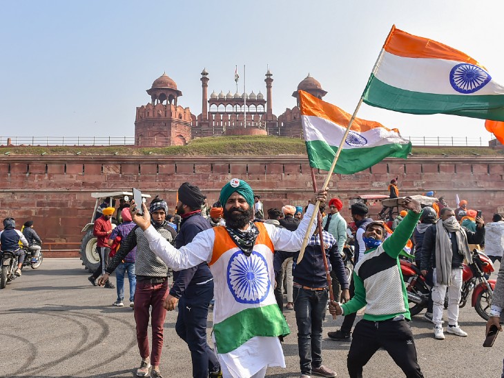 हजारों की संख्या में किसान तय रूट छोड़कर लाल किले की तरफ मुड़ गए।