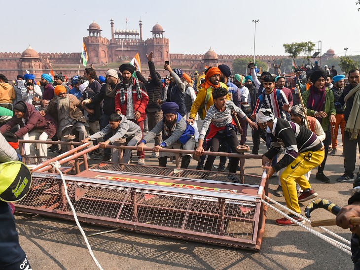 लाल किले के सामने लगे बैरिकेड्स किसानों ने तोड़ दिए।