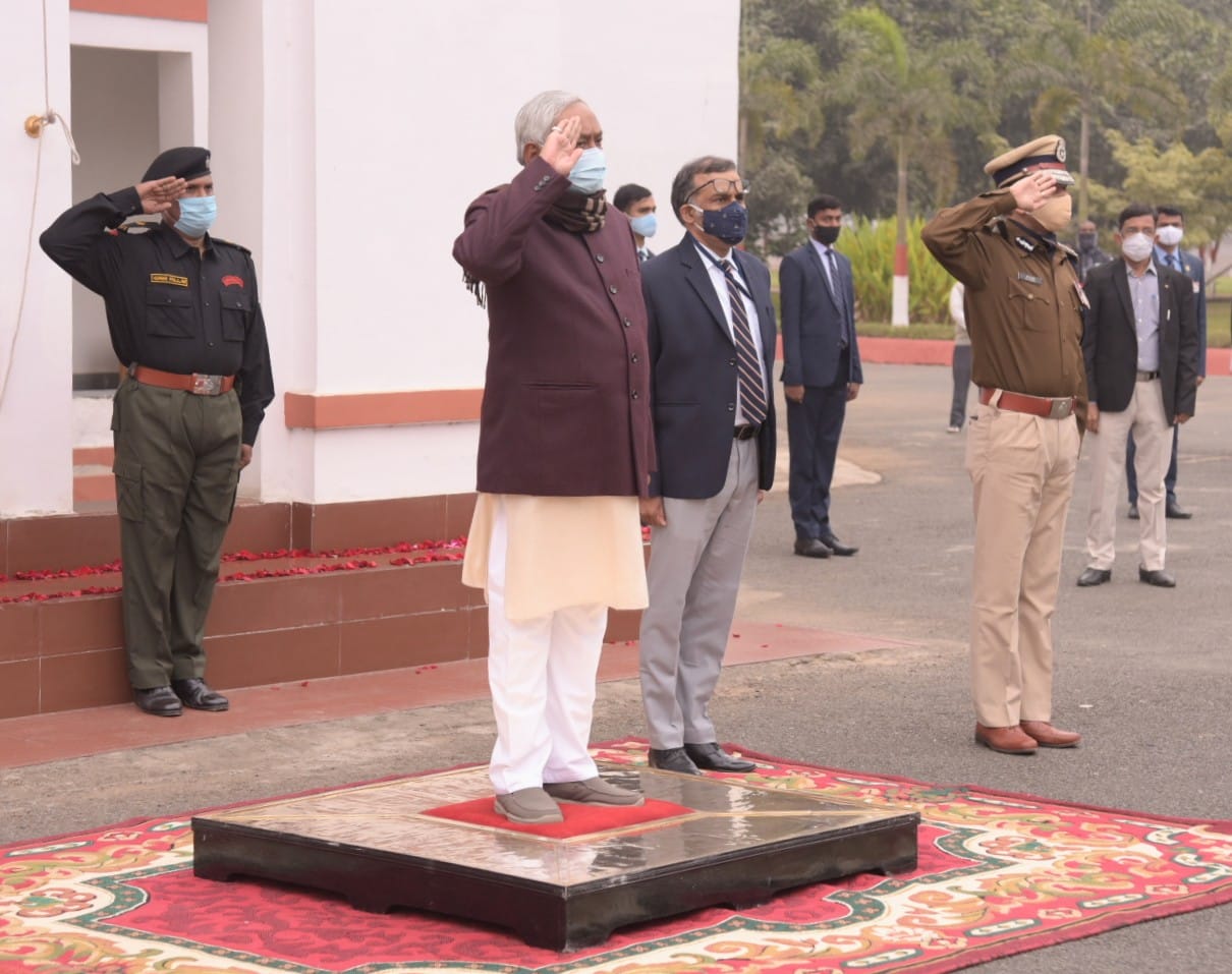 मुख्यमंत्री नीतीश कुमार ने 1 अणे मार्ग स्थित अपने आवास पर तिरंगा फहराया।
