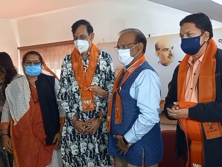 राजपीपला की रॉयल फैमिली 'गे' राजकुमार मानवेंद्र सिंह गोहिल भी बीजेपी में शामिल हुए।