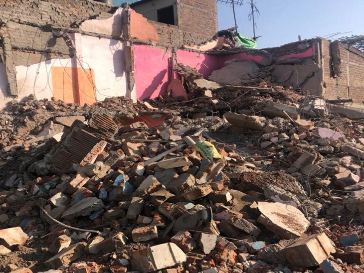पवनपुरी में जहां पहले तीन मंजिला मकान खड़ा था, अब वहां ईंट पत्थर पड़े हैं।