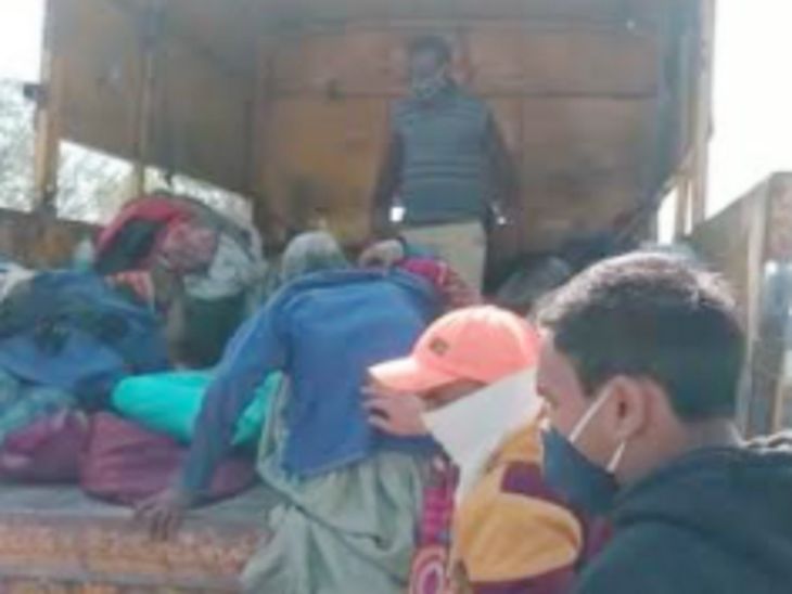 डंपर में इस प्रकार से बुजुर्गों को भरा गया था।