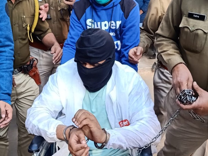 ये पपला गुर्जर की दूसरी तस्वीर 29 जनवरी 2021 की है। जब उसे महाराष्ट्र के कोल्हापुर से पुलिस अलवर लेकर आई। अगले दिन कोर्ट में हथकड़ी लगे पपला व्हीलचेयर पर नजर आया।