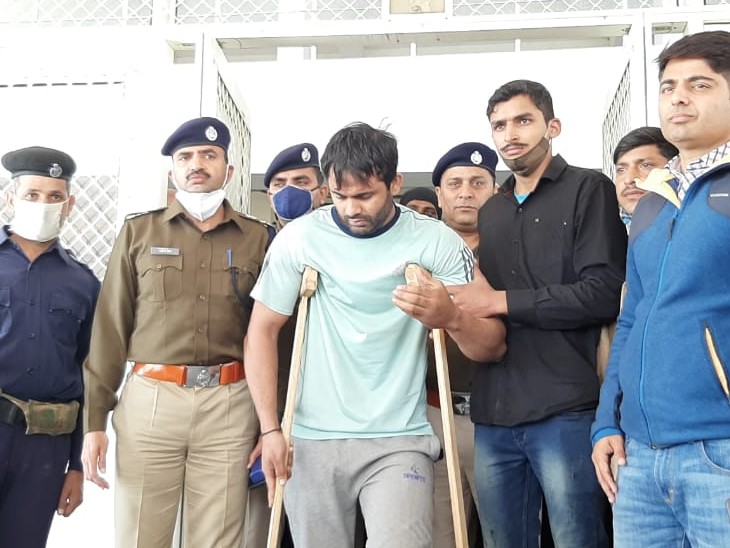 ये पपला गुर्जर की तीसर तस्वीर 30 जनवरी 2021 की सुबह की है। जब पपला को बहरोड़ कोर्ट में पेश किया गया। पहले दिन व्हीलचेयर पर पपला। अगले दिन बैशाखी पर आया।