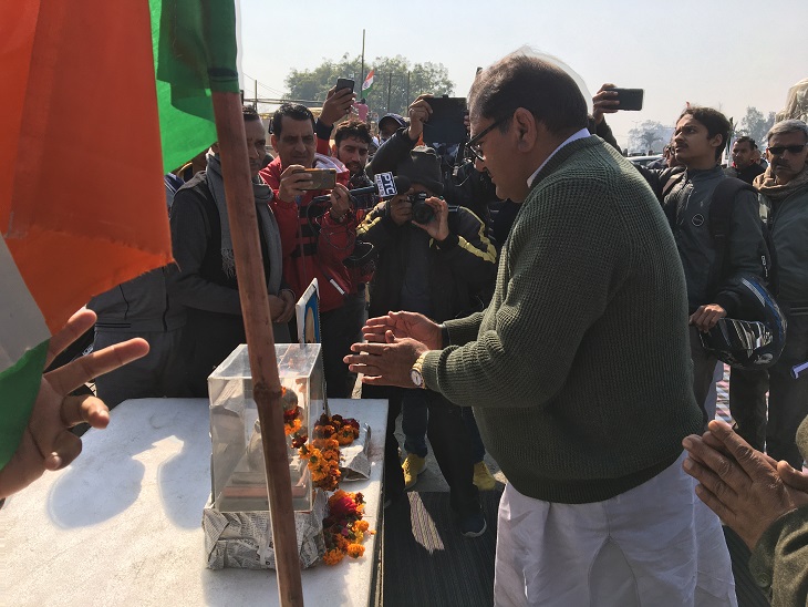 गांधी जी के चित्र पर पुष्प अर्पित करते अभय सिंह चौटाला।