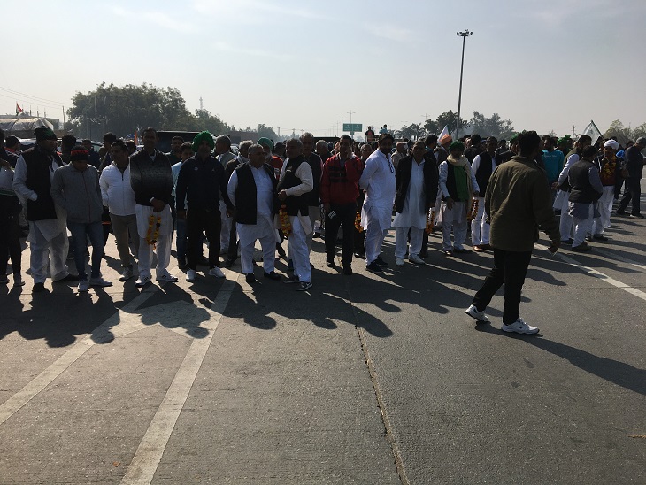 टोल प्लाजा पर अभय सिंह का इंतजार करते किसान।
