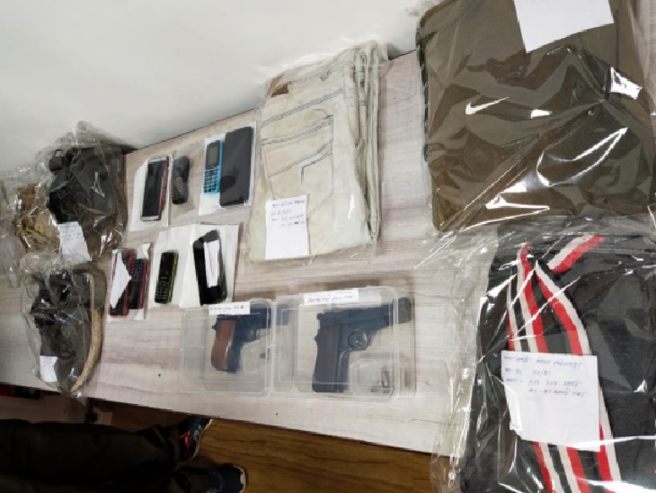 पकड़े गए आरोपियों से पुलिस ने दो कट्टा, 5 कारतूस, वारदात में प्रयुक्त दो बाइक और कपड़े बरामद किए हैं। इस पूरी वारदात का मास्टर माइंड दिनेश बांधेकर उर्फ दिनू पहले आर्मी में था।