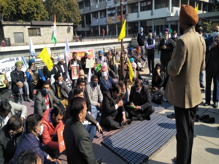 वकीलों ने कहा कि केंद्र सरकार का रवैया सिर्फ किसान आंदोलन ही नहीं, पूरे देश के लिए सही नहीं है।