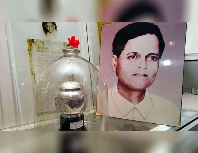 पुणे के शिवाजी नगर में एक बिल्डर के ऑफिस में आज भी नाथूराम की अस्थियां रखी हैं।