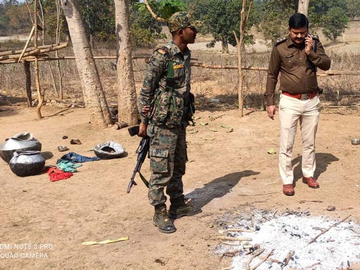 घटनास्थल पर मामले की जांच करती पुलिस।