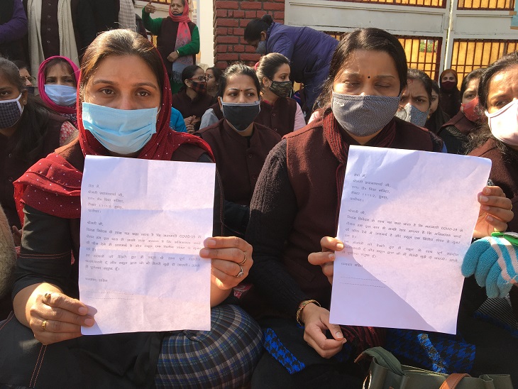 स्कूल मैनेजमेंट द्वारा दिया गया शपथ पत्र दिखातीं शिक्षिकाएं।
