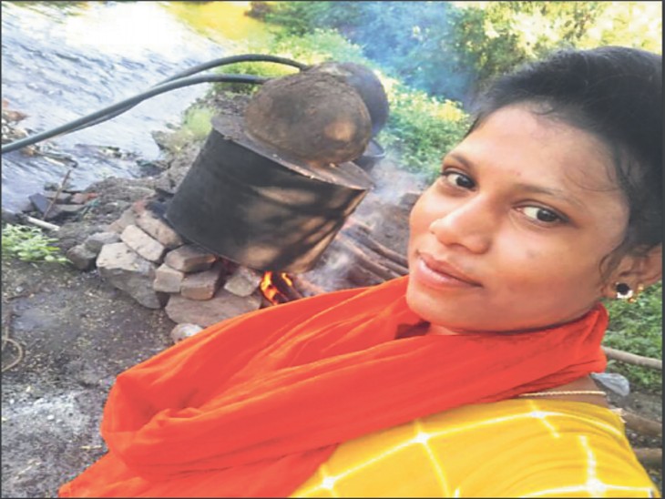 बड़ी बूटी धार की रोशनी शराब बनाती है। उसने शराब बनाते हुए सेल्फी भी शेयर की।