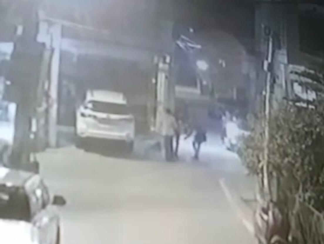 लुटेरों ने व्यवसायी से सीसीटीवी कैमरे लूटते हुए देखा