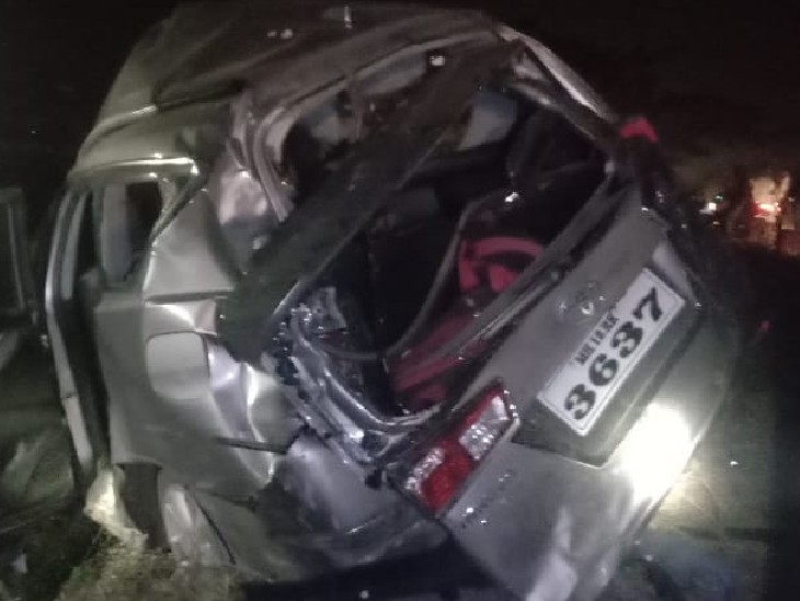 पुणे में स्विफ्ट और इनोवा कार में भीषण टक्कर हुई है।