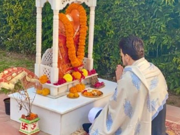 वित्त राज्य मंत्री अनुराग ठाकुर अपने सरकारी आवास पर हनुमान जी की पूजा करते हुए।