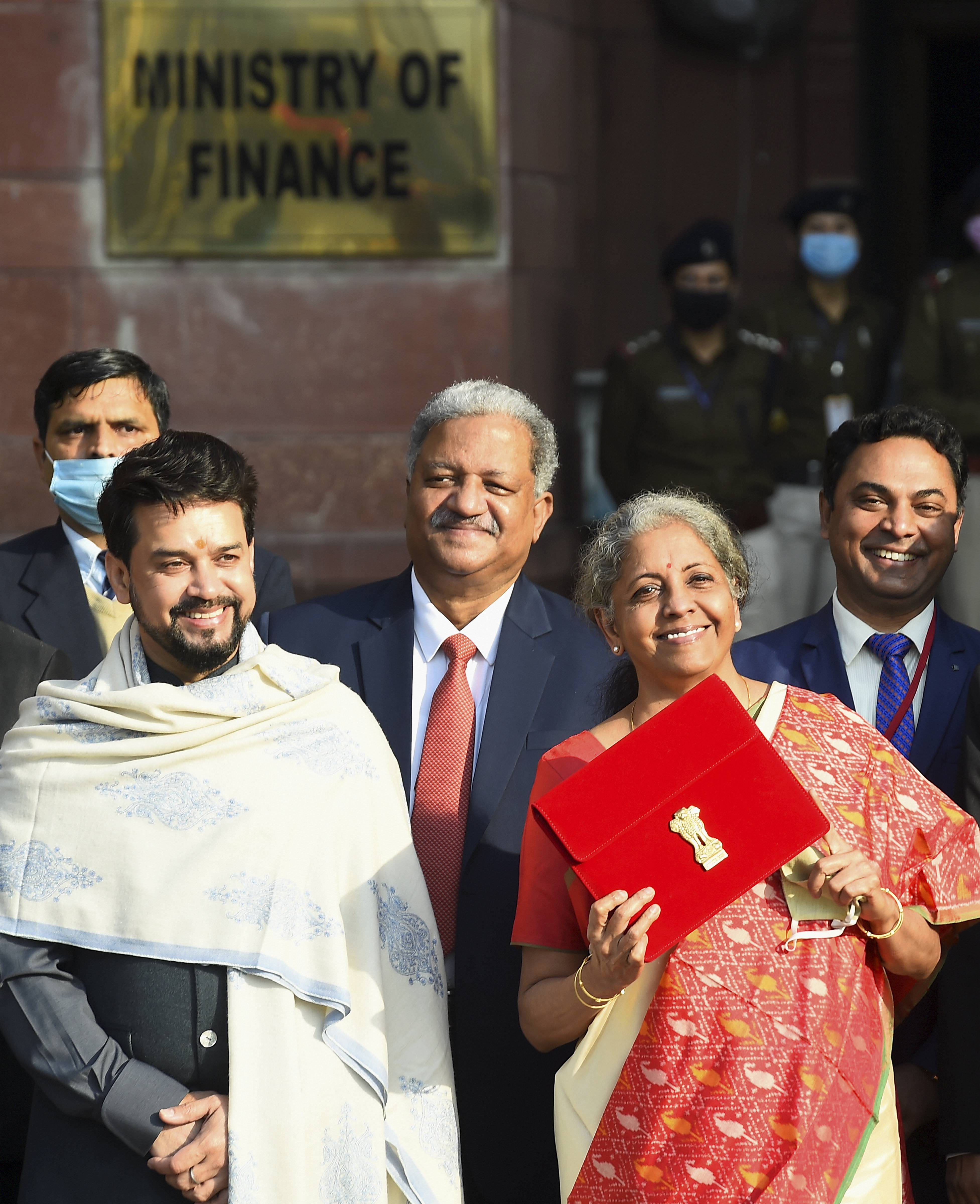 वित्त मंत्री निर्मला सीतारमण और बजट पेश करने से पहले संसद के बाहर वित्त राज्य मंत्री अनुराग ठाकुर।