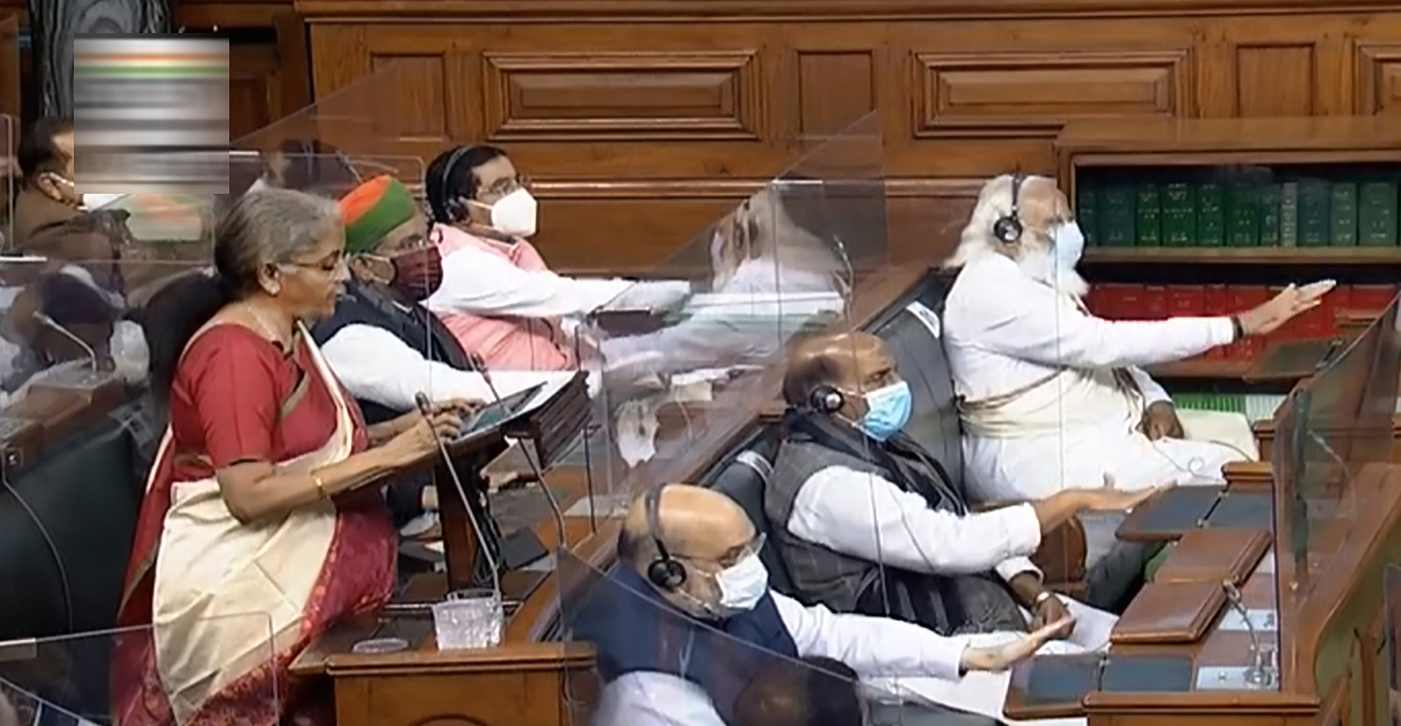 बजट भाषण पढ़ते वित्त मंत्री निर्मला सीतारमण। मोदी, राजनाथ और शाह मेज थपथपा रहे हैं।