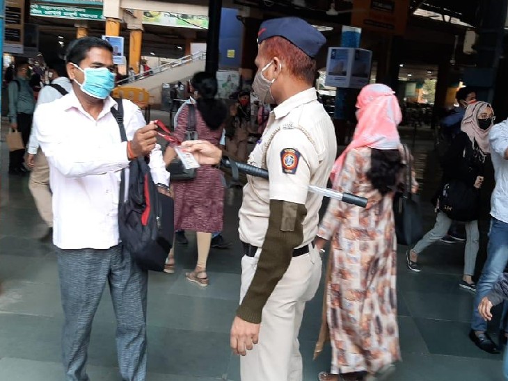 ठाणे रेलवे स्टेशन पर यात्रियों की जांच करते सुरक्षाकर्मी।