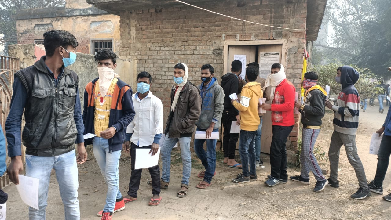 परीक्षा केंद्र के बाहर कतार में खड़े परीक्षार्थी।