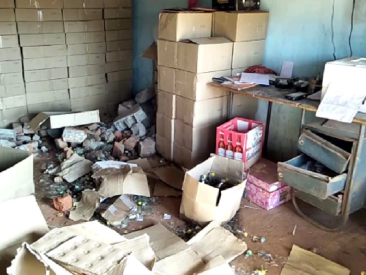 मुंह पर कपड़ा बांधे और हाथों में तलवार, चाकू लिए बदमाशों ने दोनों गार्ड को बंधक बना लिया और उन्हें कमरे में बंद कर दिया।