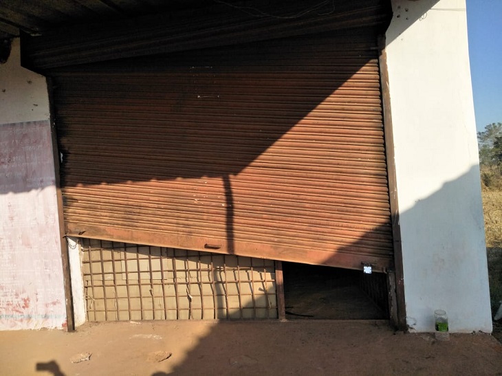 बिजली सप्लाई बंद होने के चलते दुकान में लगे CCTV में संभवत: वारदात रिकार्ड नहीं हो सकी है। पुलिस ने गार्डों से पूछताछ की है, लेकिन उनके बयान स्पष्ट नहीं है।