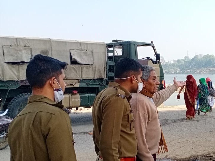 कुन्हाड़ी थाना पुलिस मौके पर पहुंची। पुलिया के दोनों तरफ आवागमन रोका। दो क्रेन की सहायता से ट्रक को बाहर निकलवाया।