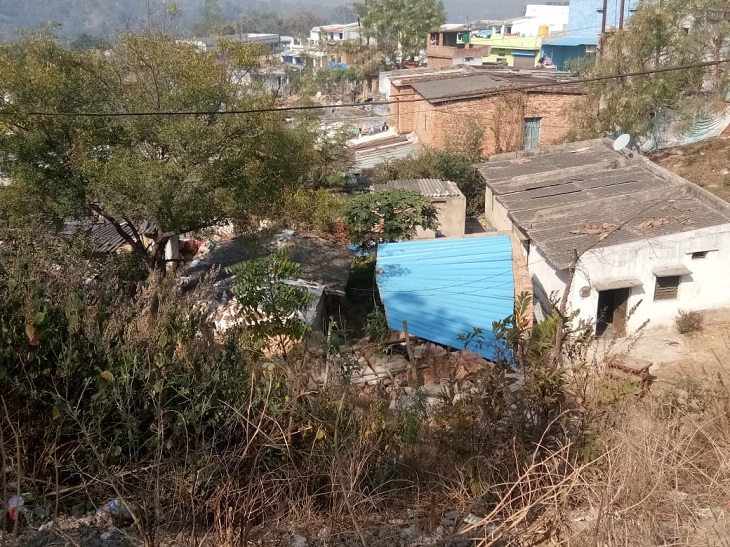 25 घर सड़क के फटने की चपेट में आ गए। घरों की दीवारें दरक गईं। कुछ पूरी तरह से गिर गया। लोगों को वहां से पास के स्कूल भवन में विस्थापित किया जा रहा है।